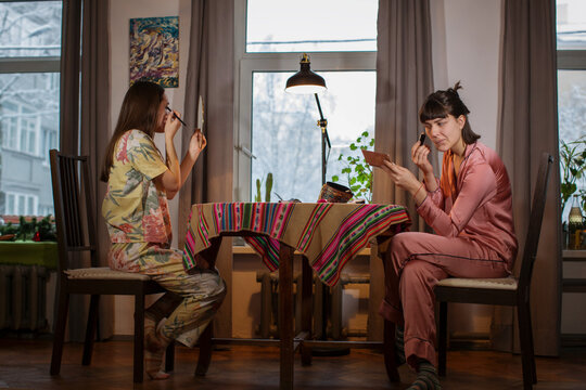 Pretty gils does a make up at home