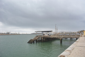 Ein Hafen in Portugal an ummandelt von dunklen Wolken