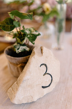 table numbering decor in rustic style