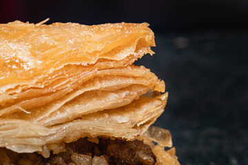 primer plano macro de baklava pastel típico y tradicional turco masa hojaldrada y nuez y pistacho...