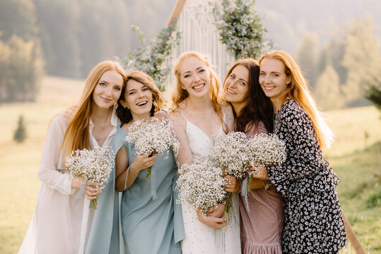 group portrait of bridesmaids with bouquets
