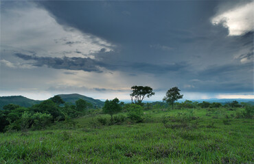 Linda vista de cima de montanha em final de tarde nublada de fazenda, situada na região de Esmeraldas, Minas Gerais, Brasil.