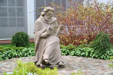 Obraz premium KALININGRAD, RUSSIA.Monument to the German folk singer Walter von der Vogelweide at the zoo
