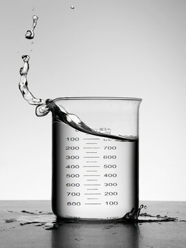 Water splashing in milliliter flask