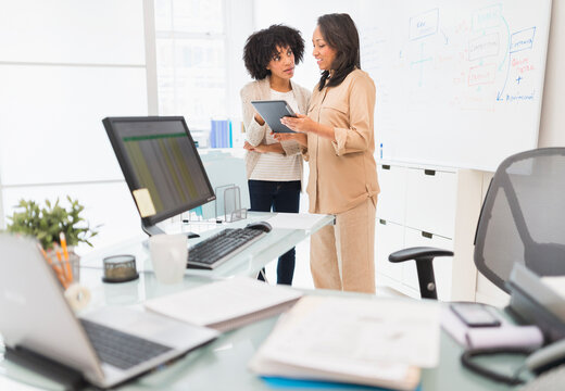 African American businesswomen working in office