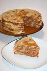 Pfannkuchentorte. Pfannkuchen Hackfleisch.