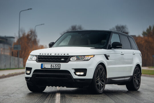 Range Rover Sport HSE at the city street