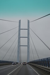 Fahrbahn der Rügendammbrücke nach Regen