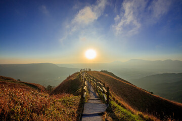 西湯浦園地展望所から見た朝日　熊本県阿蘇市　Sunrise seen from Autumn...