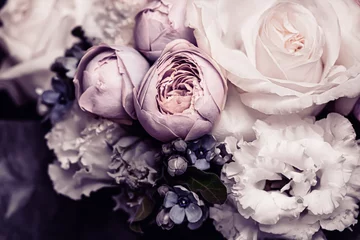 Crédence de cuisine en verre imprimé Style romantique Bouquet floral en cadeau, arrangement de fleurs roses dans un magasin de fleurs ou livraison en ligne, cadeau romantique et décoration de maison de luxe
