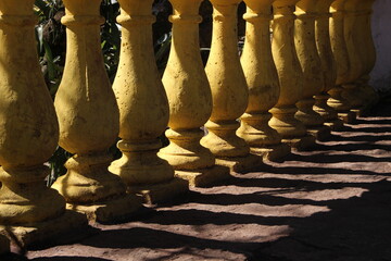Colunas amarelas com sombra