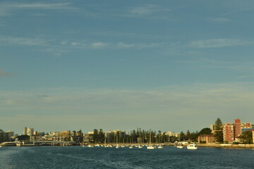 Vista de la costa desde el barco que cruza a Manly beach - Australia