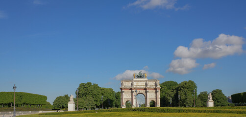 Fototapeta na wymiar Arc de Triomphe at the Place du Carrousel