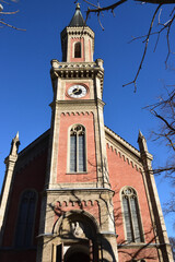 街中に佇む歴史を感じさせる教会