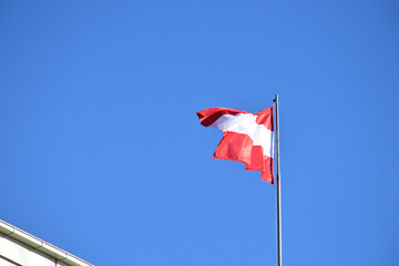 建物の上でたなびくオーストリアの国旗