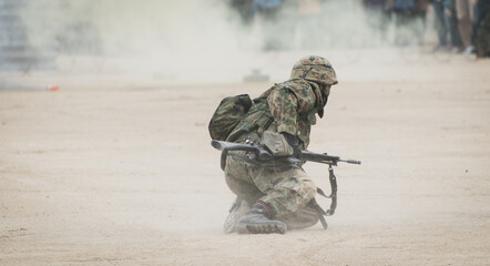 匍匐する陸上自衛隊の隊員