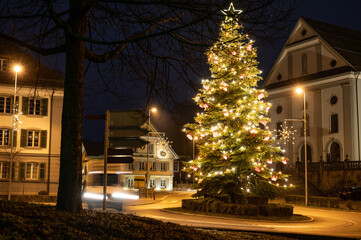 Fototapeta na wymiar illuminated Christmastree in the city 