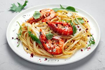 Pasta with shrimps in white sauce