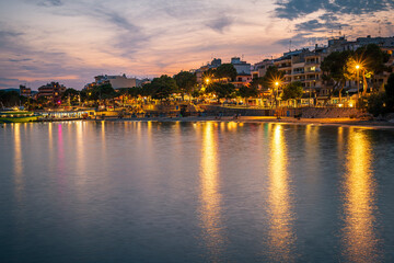 Naklejka premium A long exposure photo of the Playa de Porto Cristo at night on Mallorca island