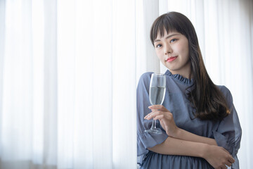 シャンパンを飲む女性