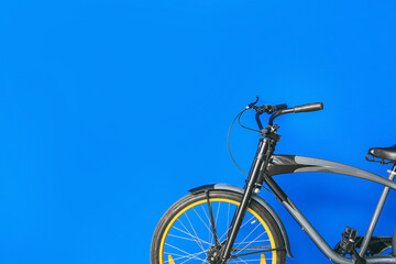 Fototapeta na wymiar Modern bicycle against color wall