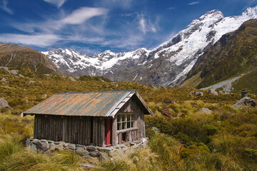 Fototapeta na wymiar Shelter cabin in Hooker Valley with a snowy mountain view, Mount Cook National Park, New Zealand