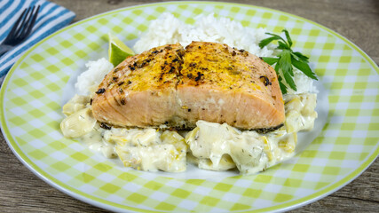 saumon aux poireaux et riz dans une assiette