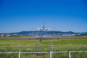 大阪府豊中市・着陸する飛行機と青空の広がる伊丹空港