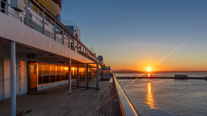 Fototapeta na wymiar Vue d'un lever de soleil depuis le pont promenade d'un navire de croisière.