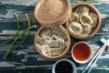 cibo Asiatico  ravioli ripieni su sfondo grezzo