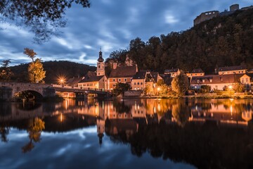 Fototapeta na wymiar Bild einer Panorama Stadtansicht des Markt Kallmünz Kallmuenz in Bayern und dem Fluss Naab und Vils und der Burg Ruine auf dem Berg, Deutschland