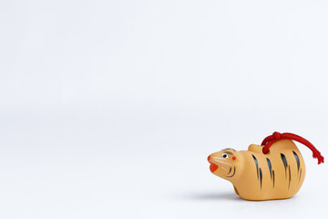 干支の寅年、白い背景に寅の置物
