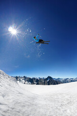 Saut à ski big air jump freestyle montagnes sport d'hiver