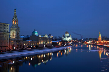 Obraz premium View of winter night Moscow and the Moscow river from the Bolshoy Moskvoretsky bridge. Moscow, Russia