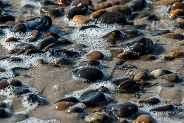 Bunte Steine im Wasser am Strand