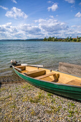 Fototapeta na wymiar Idyllische Uferszene mit grünem Ruderboot auf der Insel Reichenau am Bodensee