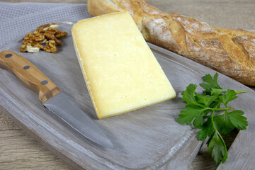 tranche de fromage Cantal sur une planche à découper