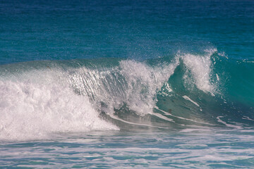 Wellen im Indischen Ozean, gesehen von der Hellfire Bay im Cape Le Grand Nationalpark in Westaustralien