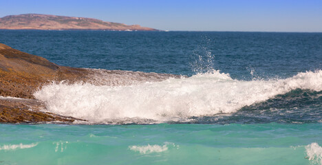 Oncoming waves at the Shore of the Hellfire Bay in the Cape Le Grand Nationalpark close to Esperane in Western Australia