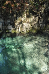 透き通った川の水と崖