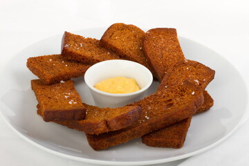 Grilled garlic croutons with cheese sauce