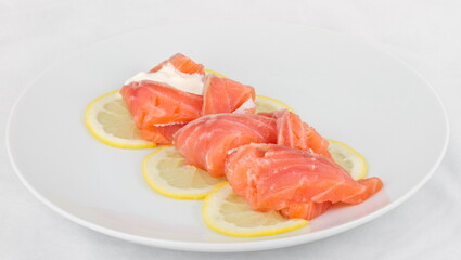 Lightly salted salmon with lemon slices