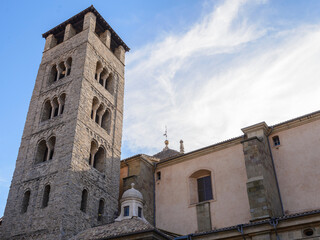 Fototapeta na wymiar Torre campanario románico de la Catedral de Sant pere de Vic, comarca de Osona en Cataluña, España