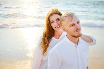 Fototapeta premium Young loving couple on the sea beach.