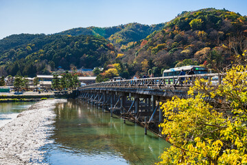 Fototapeta premium 秋の京都 嵐山 渡月橋