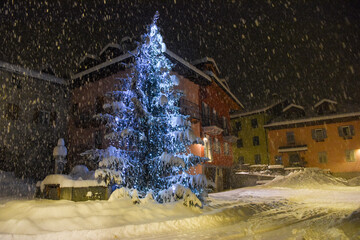 albero di natale nevicata borghi italia albero di natale fiocchi di neve nevica nevicare 