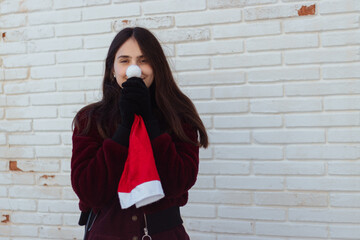 Naklejka premium portrait of woman with Christmas hat and expressive face