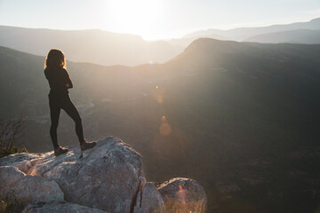 Joven disfrutando de un hermoso atardecer.