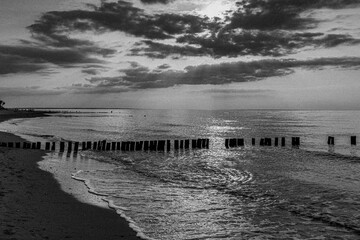 Fototapeta premium Sonnenuntergang am Meer in schwarz-weiss an der Ostsee