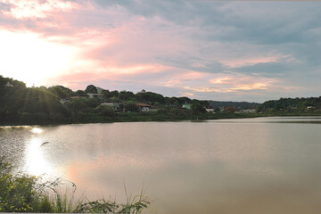 Linda vista de lagoa em final de tarde nublada, situada na região de Jardim das Oliveiras Esmeraldas, Minas Gerais, Brasil.